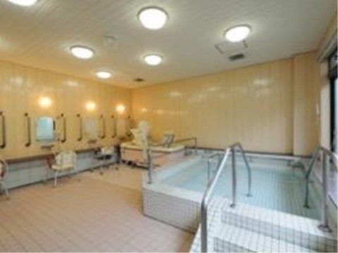 浴室の天井の右奥には正方形のアルミ枠の点検口が設置されており、照明などの配線の改修の際に出入りすることができる。