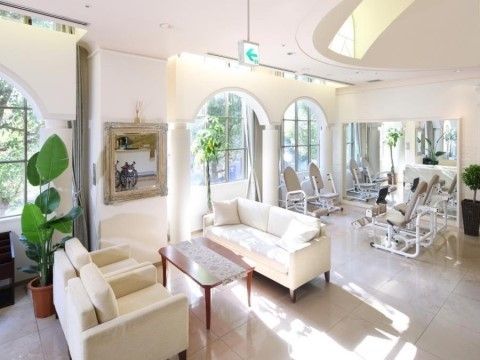 白を基調におしゃれな空間のエントランスである。来訪者様がお越しの際にもゆったりおくつろぎいただける。