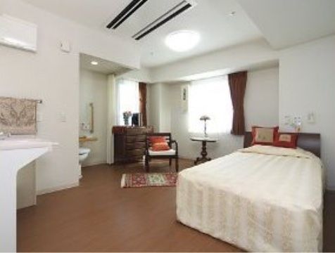 トイレや洗面台が完備され、ゆとりあるスペースが確保された居室である。緊急ベルが設置されており、安心してお過ごしいただける。