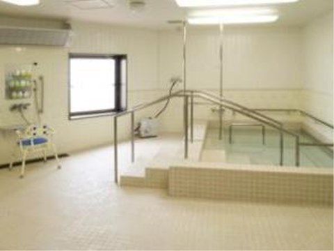 浴室には、強固な手すりが設置された大きな浴槽と浴室暖房乾燥機が完備されている。一年を通して快適な室温で入浴ができる。