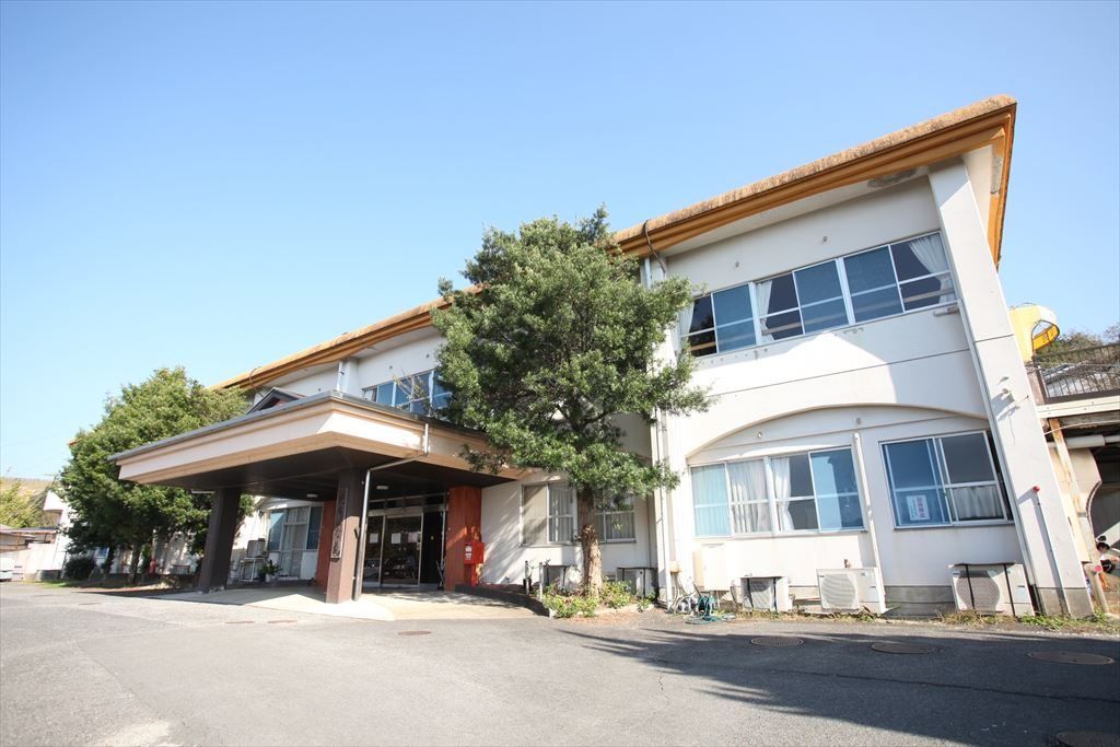 明るい外観の建物