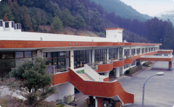 自然に囲まれた建物外観