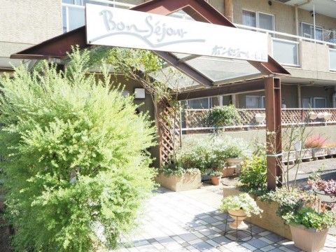 入口には緑がたくさんあり、気持ちの良い雰囲気で、自然の香りを楽しむことができる。段差もなく歩きやすい。