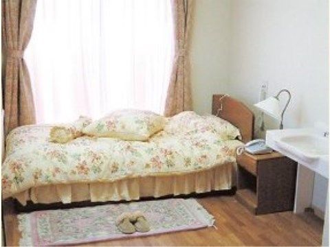 居室にはベッドや洗面所が付いている。しっかりプライバシーを守って生活できるので、入居者様は自由に過ごせる。