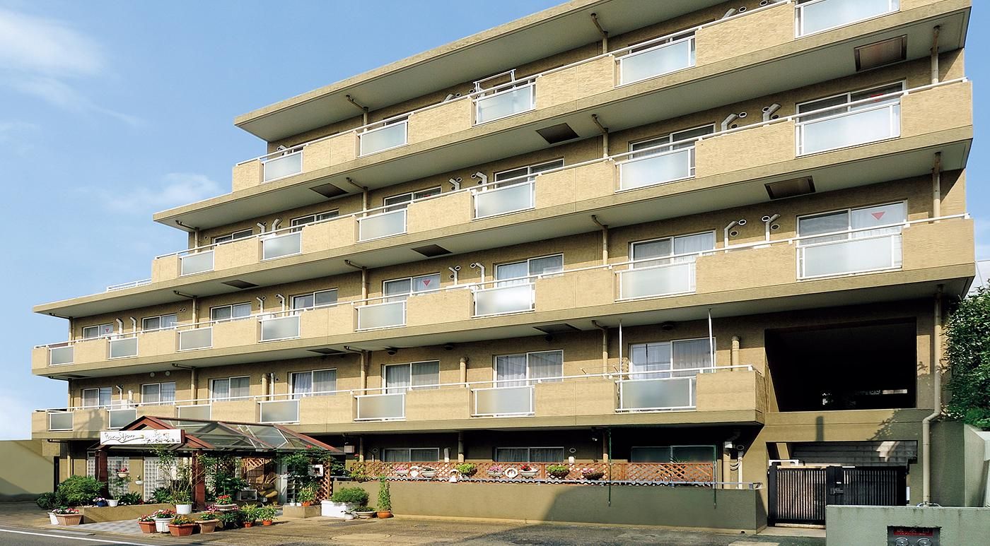施設は４建てで、鉄筋コンクリートで作られた安心構造である。各部屋にベランダもついていて、自然を楽しむことができる。