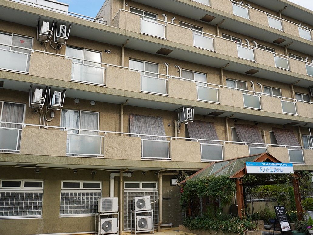 施設は４建てで、鉄筋コンクリートで作られた安心構造である。各部屋にベランダもついていて、自然を楽しむことができる。