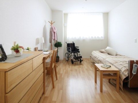 白をベースにしたモダンな居室。北欧風のシンプルで機能的な家具が置かれている。車椅子での移動も楽にできる、余裕のあるスペースが取られている。
