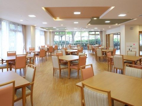 壁二面をほぼ窓にして、光がたっぷりと取り込めるダイニング。四人掛けのテーブルを効果的に配置して、街のレストランの雰囲気を演出している。