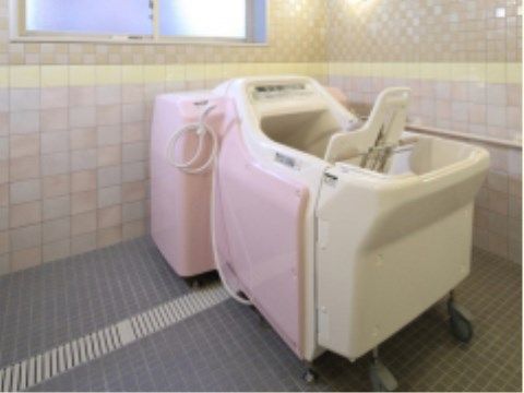 体の不自由な方でも、安心して利用できる機械浴槽。優しく、若々しいタイルの色使いが、癒しの効果をより高めてくれる。
