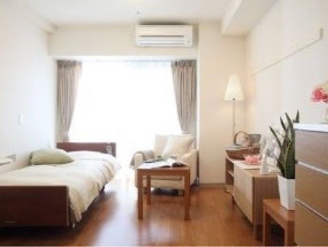 ゆったりとお過ごしいただける居室をご用意している。室内は明るく、エアコンを設置しているので快適に過ごせる。