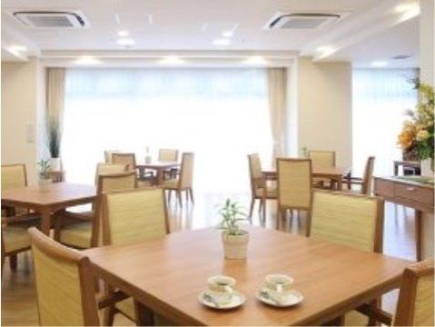 ダイニングルームには、木の温もりを感じられる４人掛けのテーブルをご用意している。天井が高く広い空間となっている。