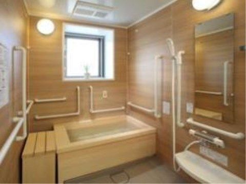 浴室は、ヒノキ風呂で癒される空間となっている。多くの手すりを設置しているので、安全にご利用いただける。