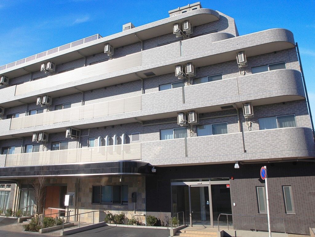 建物は４階建てで、施設を感じさせないスタイリッシュな外観となっている。色は、明るいグレーを基調としている。