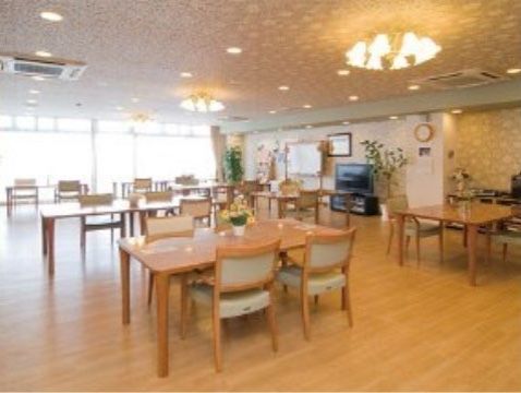 ダイニングは日当たりが良く温かみのある雰囲気なので、寛いで食事の時間を過ごすことができる。入居者様同士でおしゃべりも楽しめる。