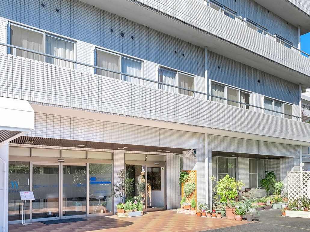 たくさんの入居者様が生活を送る規模の大きな施設。敷地も広く、駐車スペースも多数用利されているので車での来訪者様も対応可能である。
