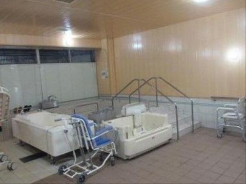 開放感のある大浴場をご利用いただける。介助が必要な入居者様は、介護浴槽があるので安全に入浴することができる。