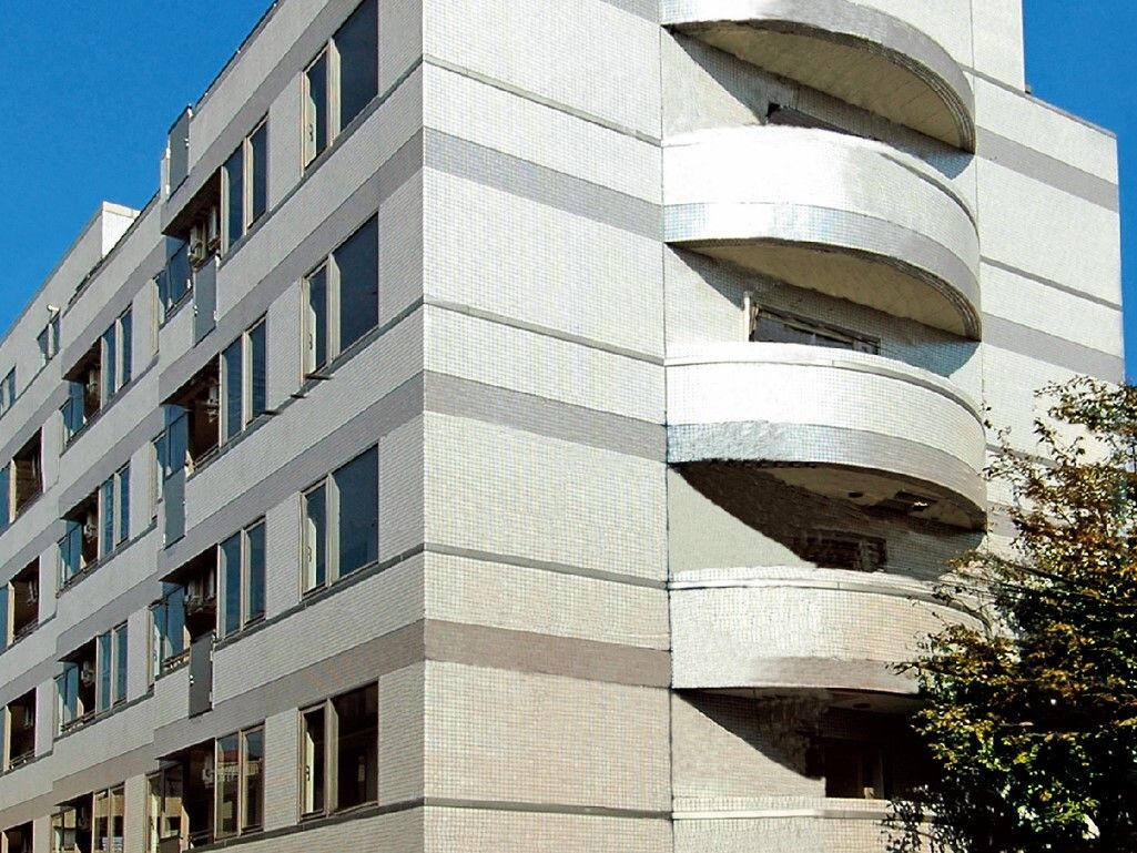 建物は白を基調としており、清潔な雰囲気がある。施設を感じさせない外観で、マンションのような大きな建物である。