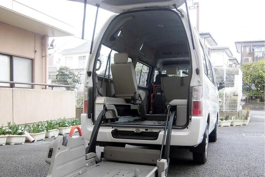 リハビリ用のベッドや平行棒、トレーニングマシンのある部屋