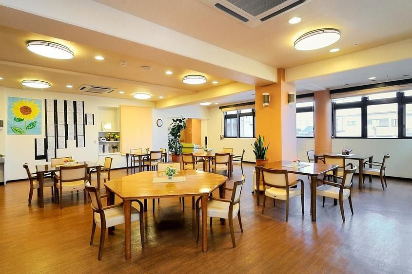3人掛けのソファと4人用のダイニングテーブルがある部屋
