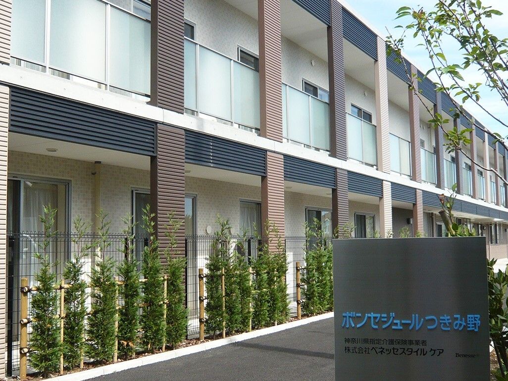 並木に囲まれた自然豊かな環境に建つ施設。２階建てで横長のモダンな作りが都会的な雰囲気を醸し出している。