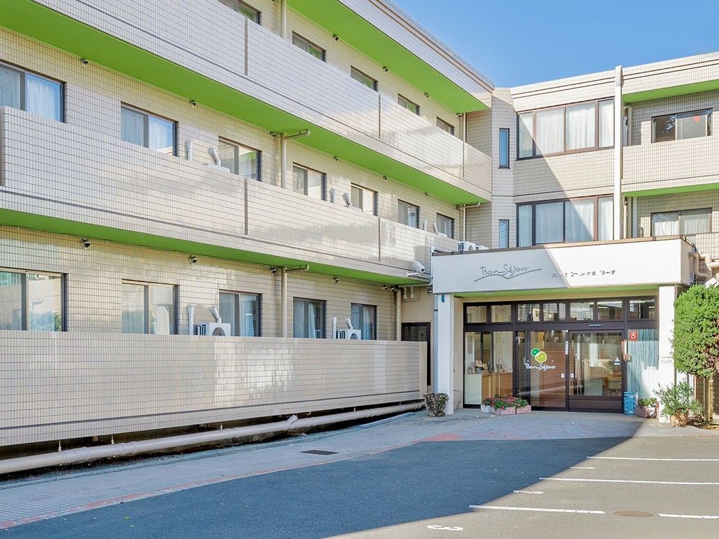 一般的なマンションのような外観で、３階建ての施設である。自宅のように落ち着いた生活を送ることができる。
