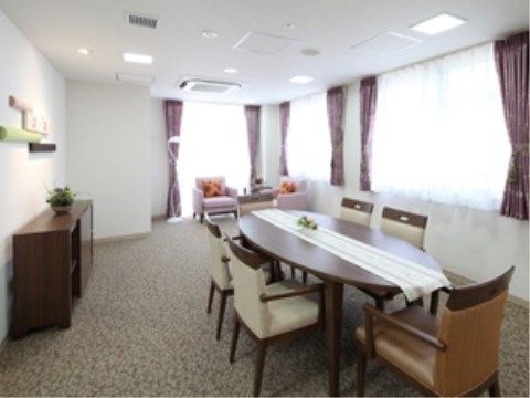椅子や机がたくさん配置された空間なので、入居者様同士の団らんの場や趣味の活動の場としても利用できる。