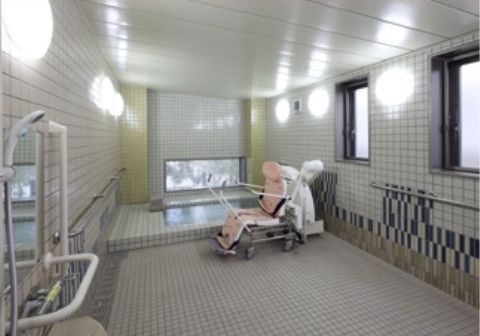 洗い場が広い浴室では、入居者様の身体の負担にならないような介護浴室設備を整えているので、安心して入浴できる。
