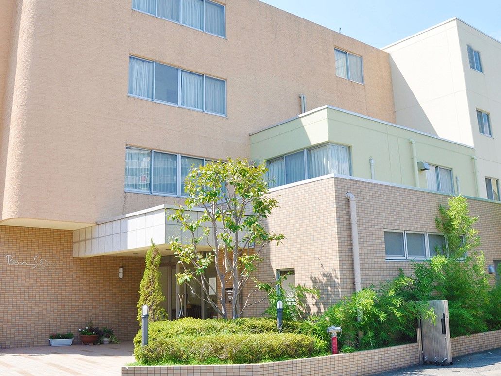 1階の正面玄関には分厚い屋根が設置されている。車が入られるほどの高さがあり、天候のよろしくない日は直接乗り付けての移動が行える。
