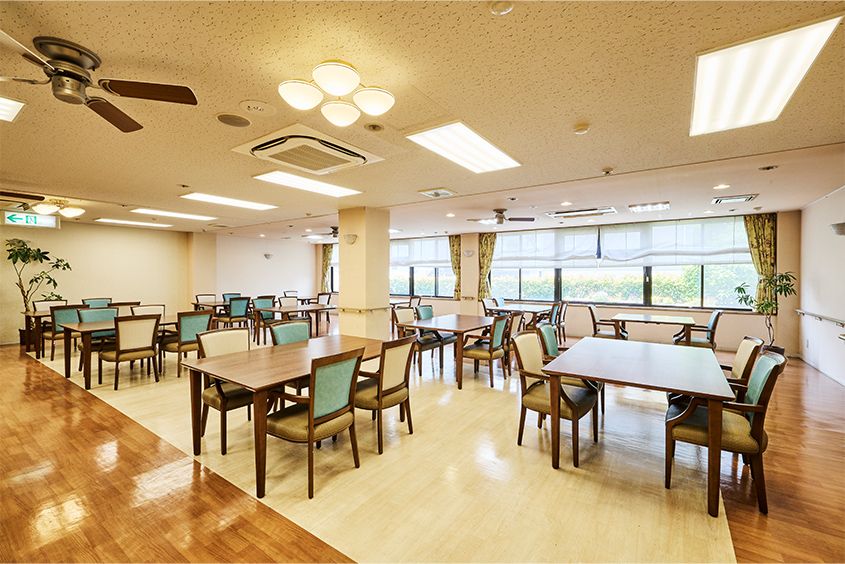 木をふんだんに使った造作もあり、あたたかみのある空間になっている。天井につけられたライトも目に優しい昼光色である。