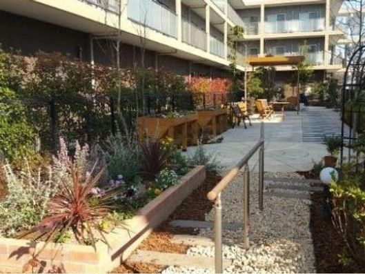 リハビリテーションを考えた庭（砂利道）