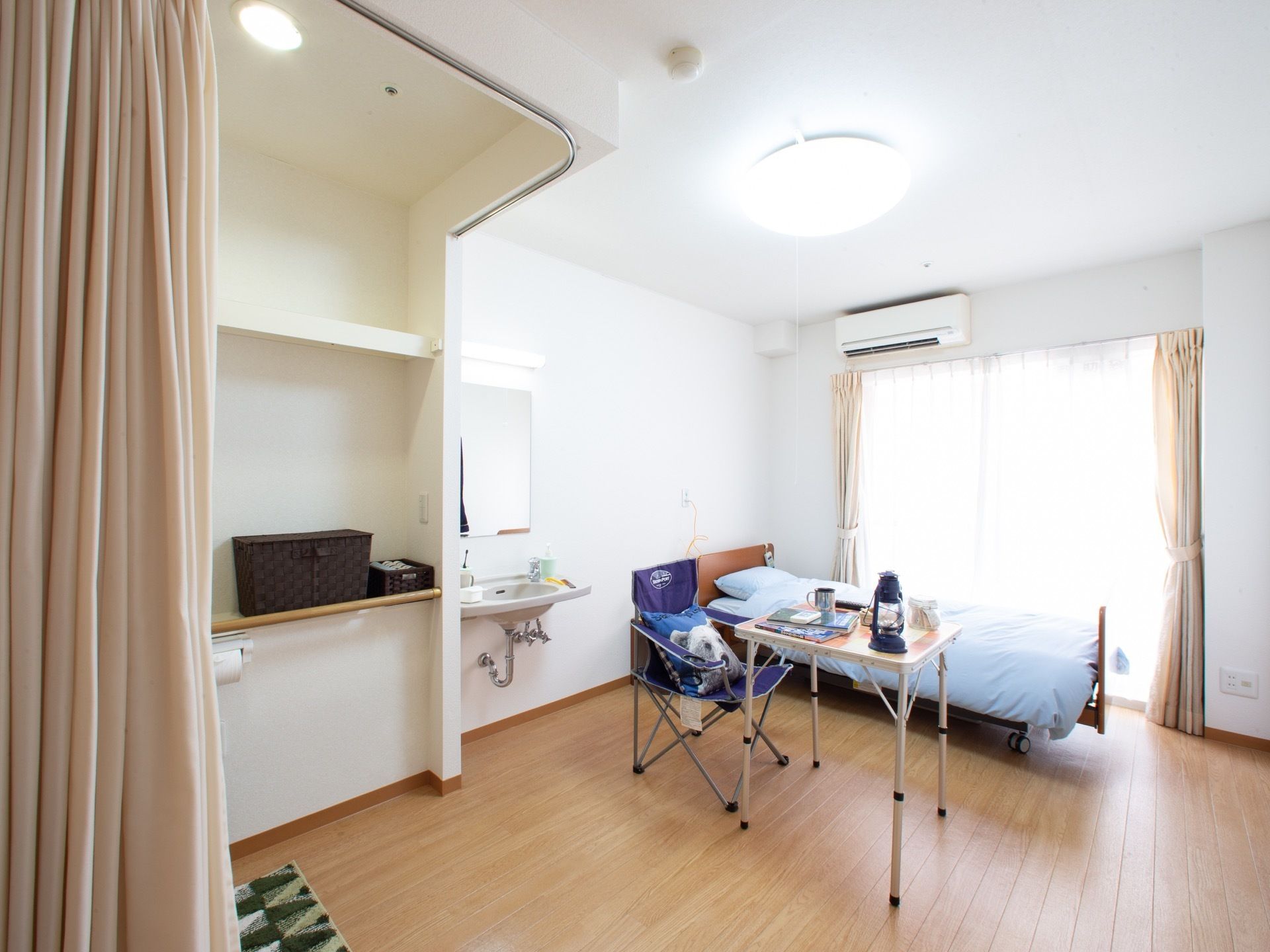 入口入ってすぐ左手にトイレがあり、奥にベッドがある居室