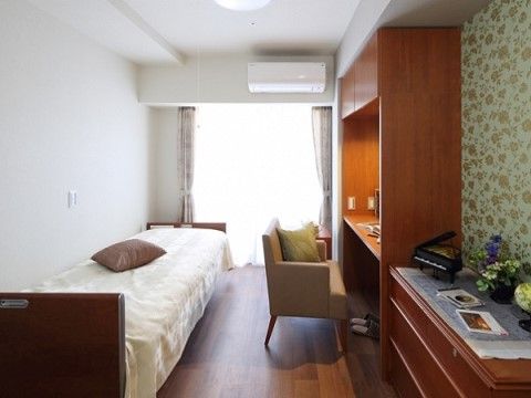 入居後すぐに生活がスタートできるよう、ベッドや椅子、机などの家具が用意されている。ベッドには布団一式が揃っている。