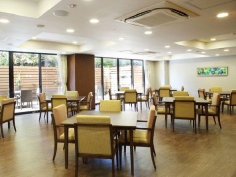 奥行きがあり、広々としている。こちらで毎日の食事をとっている。外にはテラス席も設けられており、好きな場所で食事ができる。