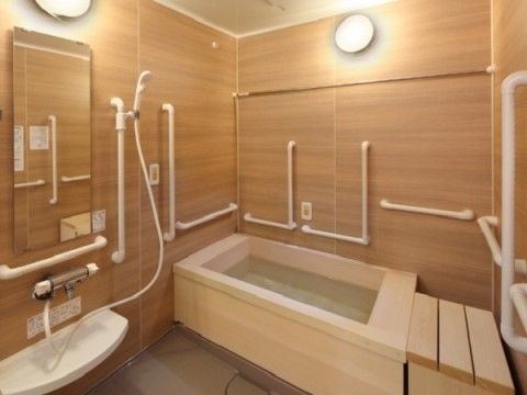 木製の壁と浴槽が特徴的な個室タイプである。また、安全性にも十分に徹している。木の匂いに包まれ、羽を伸ばして入浴できる。