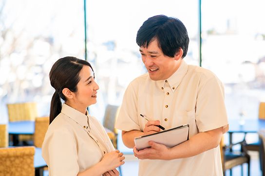 和食と洋食のどちらも品数が多く見た目にも華やかな食事