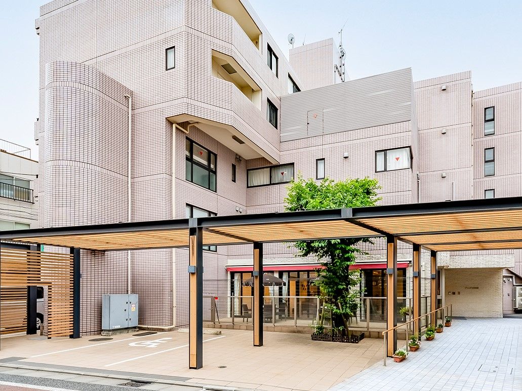 施設の1階には連絡通路が設置されている。入居者様は館内移動時の近道として通路を利用している。または、外出時に途中まで通っている。