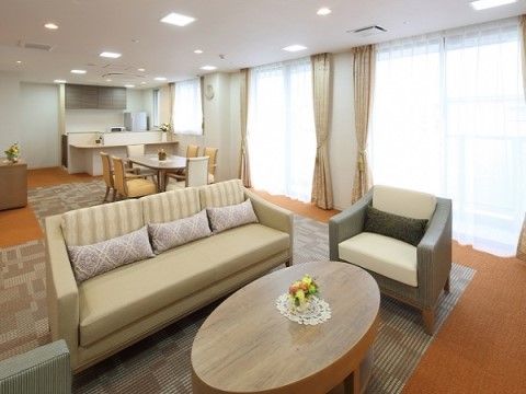 休憩スペースにはソファーや椅子が設置されており、入居者様は来訪者様との団欒の場として使用することが可能である。