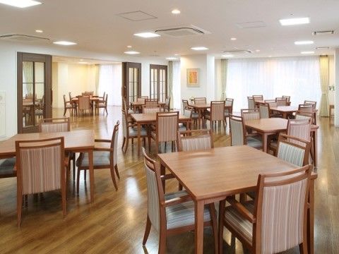 食堂の天井には奥と手前に大型のエアコンが設置されているため、広い空間でも快適な室温を維持することができる。