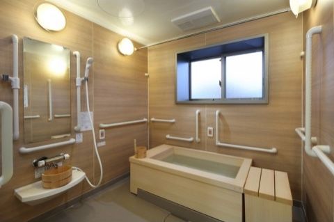 明るい浴室の壁の要所には手すりが設置されており、入居者様は転倒の心配がなく安心して入浴することができる。