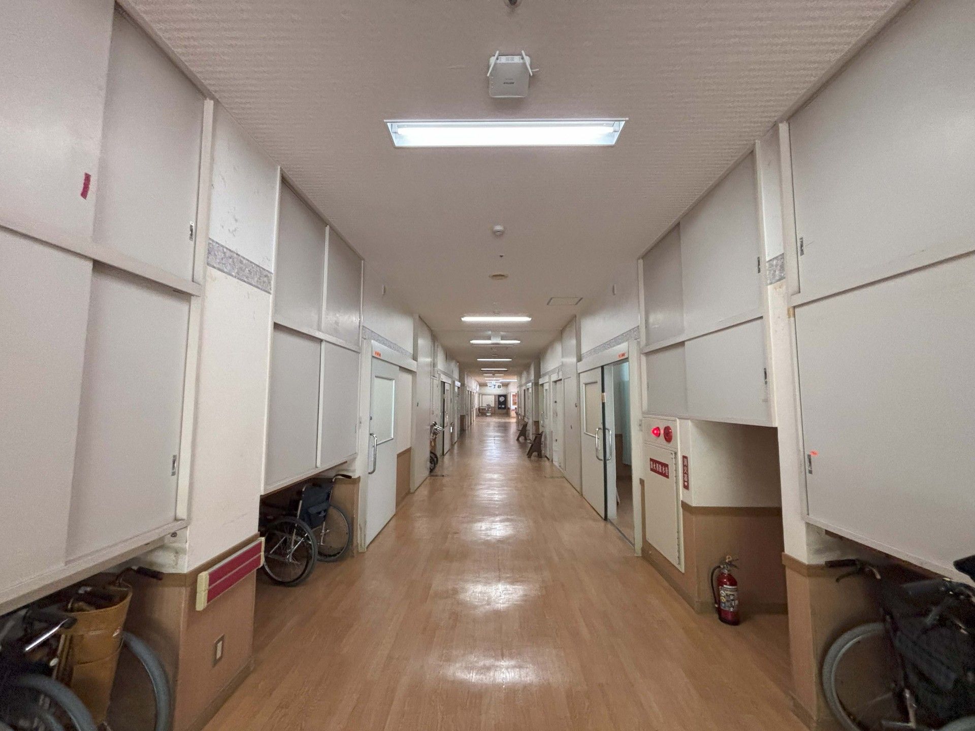 長い廊下と車椅子