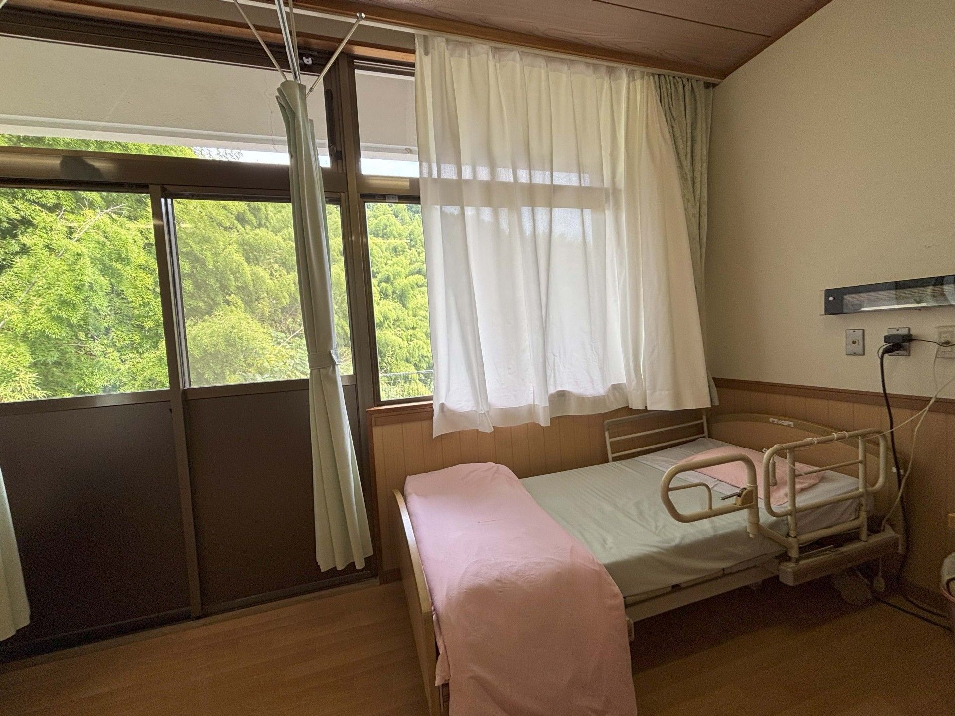 窓際のベッドルーム