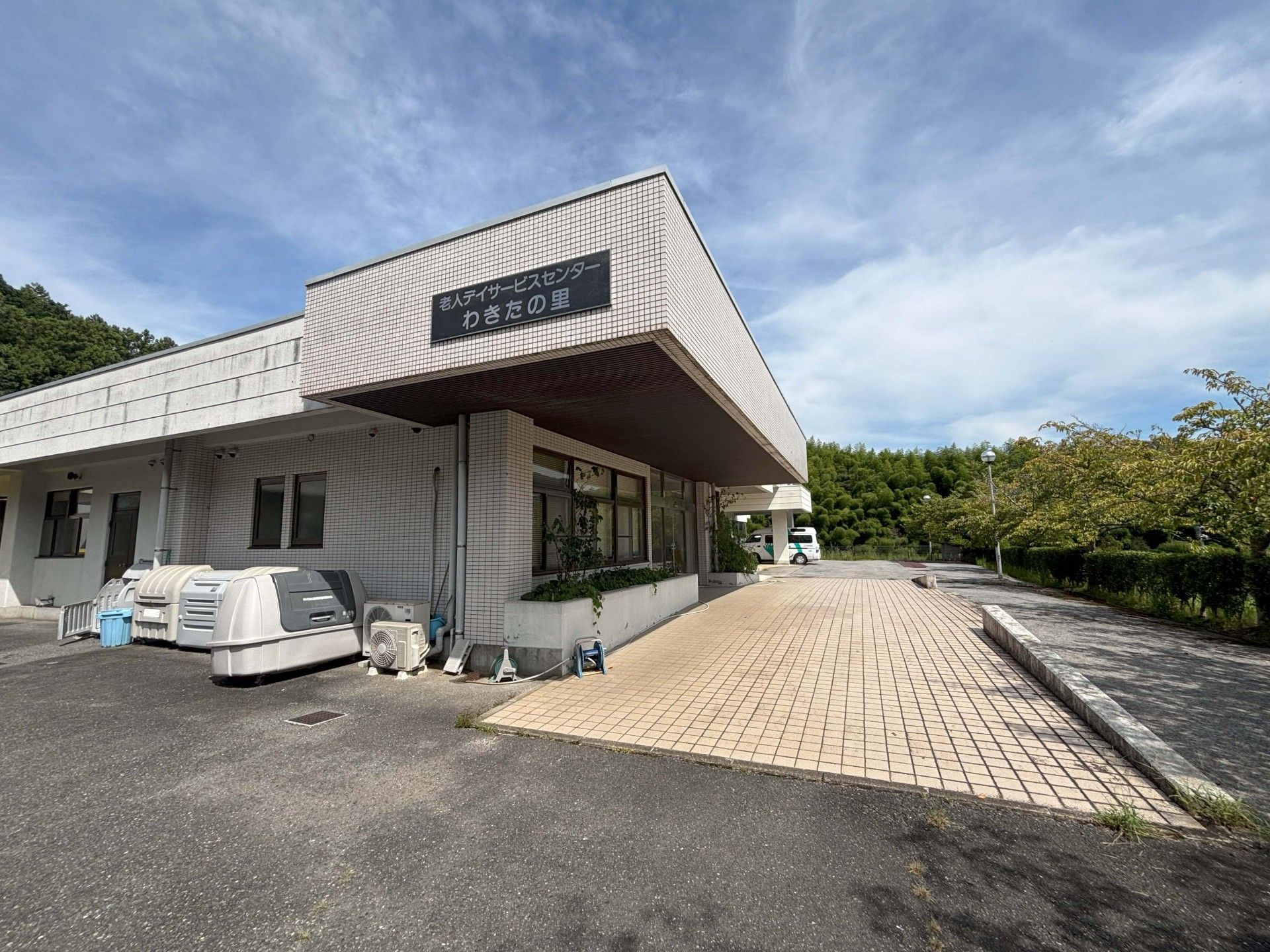 広いエントランスの建物