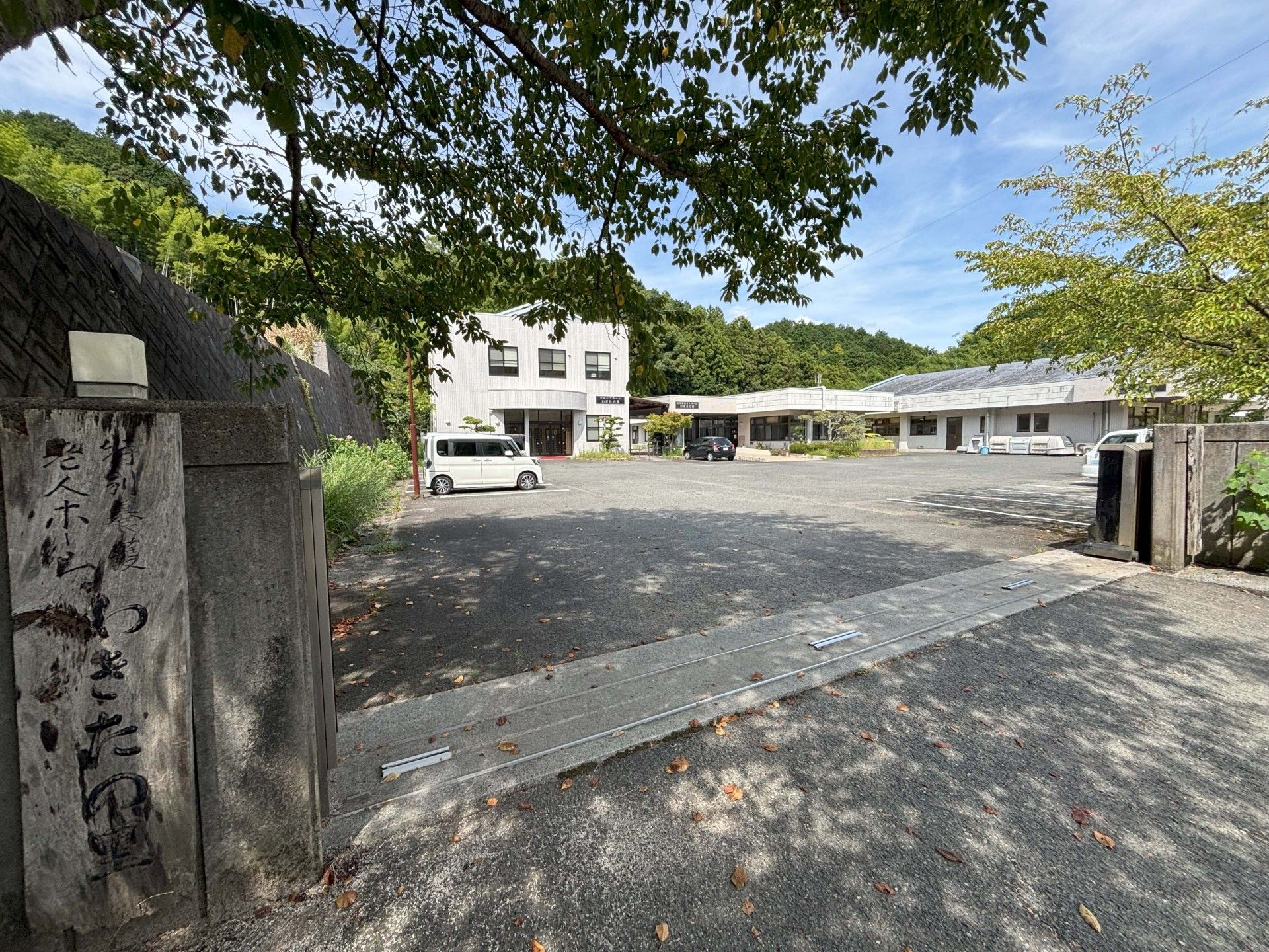 緑に囲まれた建物の入口