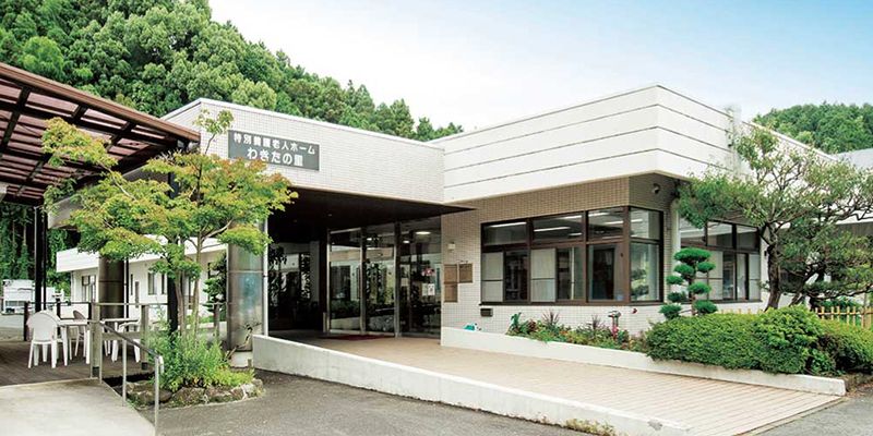 緑に囲まれた施設の外観