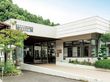 緑に囲まれた施設の外観