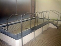 手すり付き浴槽の一角