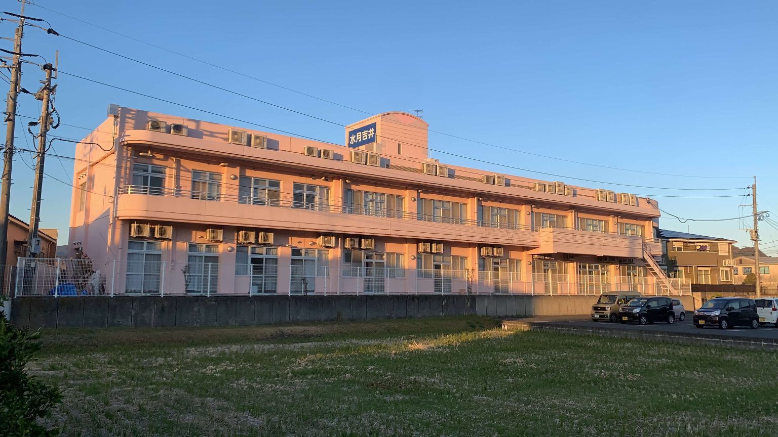 夕暮れ時の建物外観