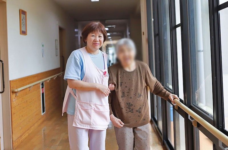 明るい廊下での介助