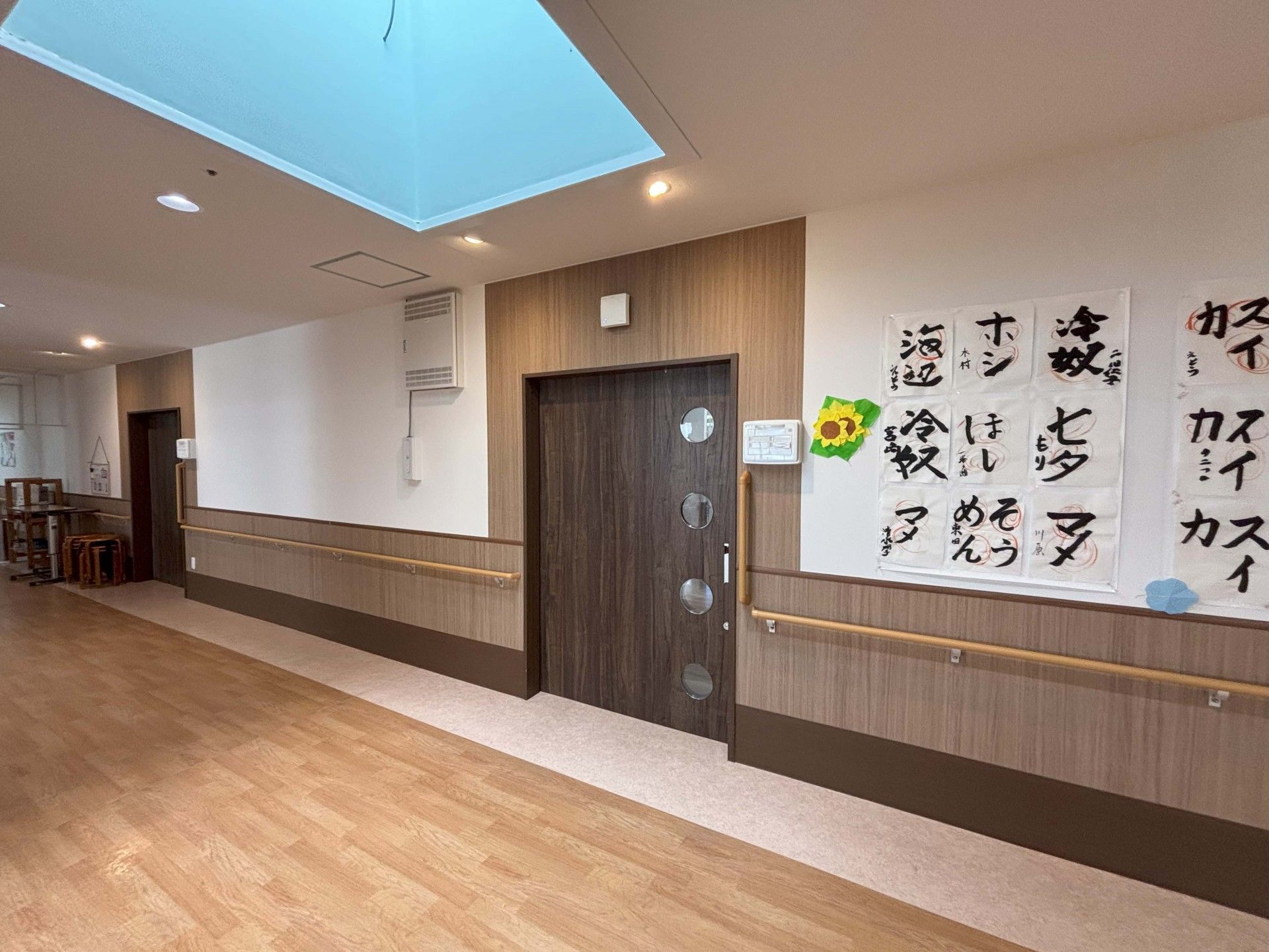 明るい廊下と書道作品