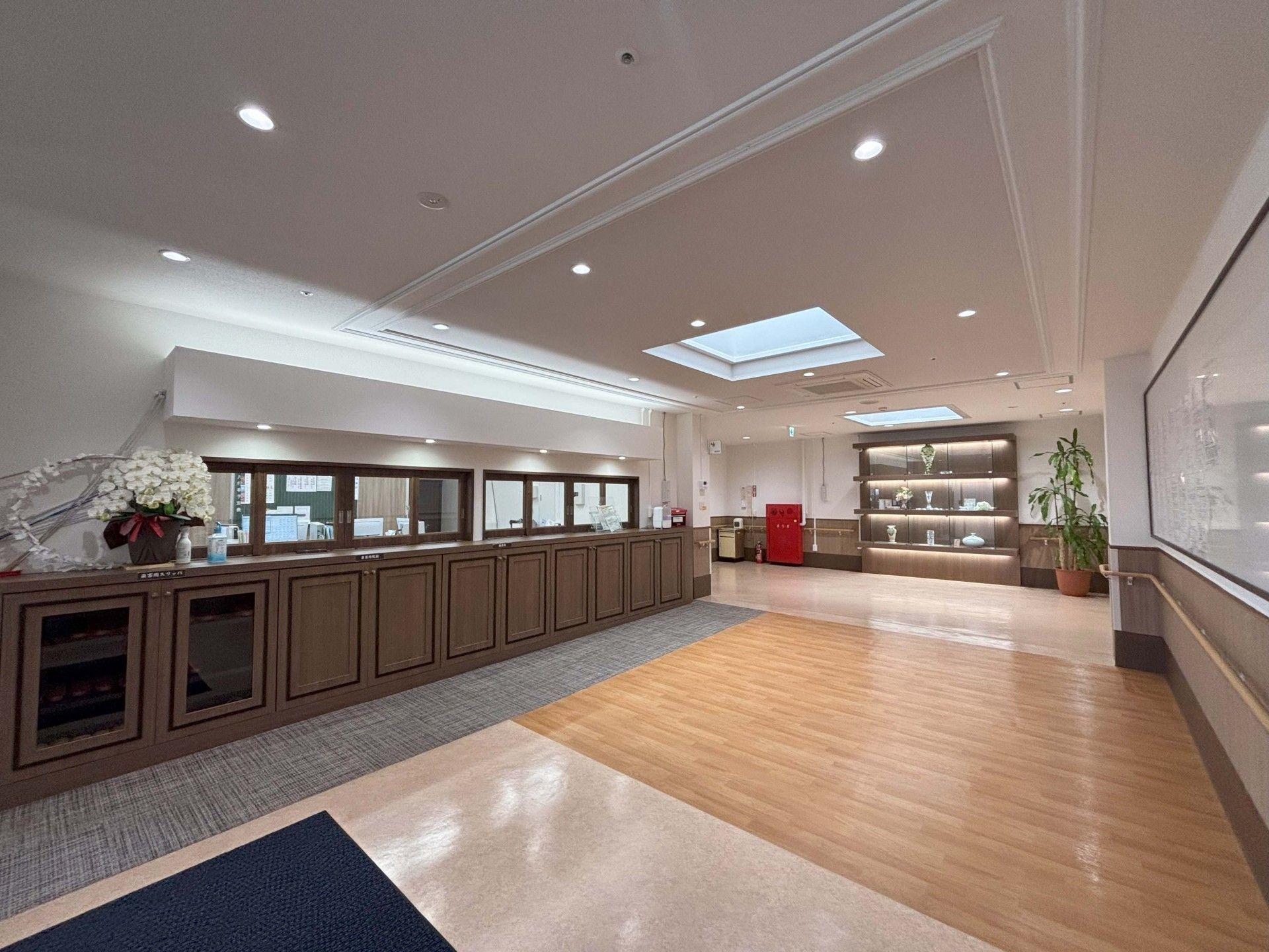 受付と広いロビー